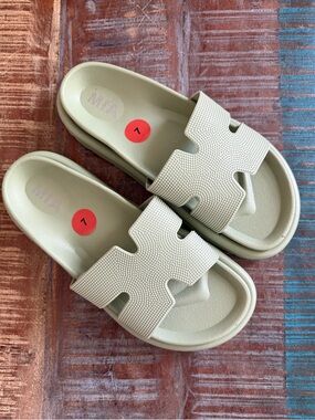 MIA SANDALS Never Worn